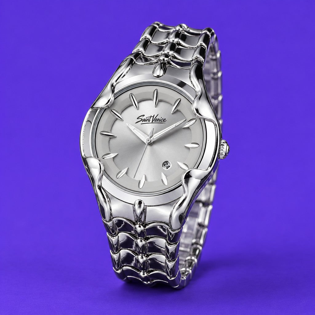 Relógio Y2K Saint Venice Claw 3 em prata líquida, com caixa em forma de garra e pulseira de metal