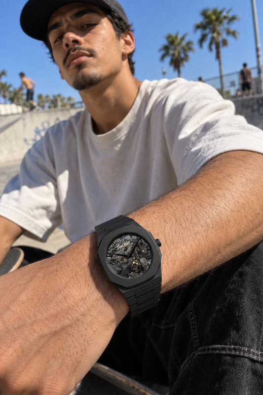 Saint Venice Heelflip Black — no pulso